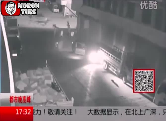 Video :An inconsiderate vehicle on the road causes a pedestrian to lose his arm
